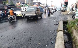Tiba-Tiba Air Berwarna Hitam Pekat Membanjiri Jalan Raya Puncak Bogor - JPNN.com