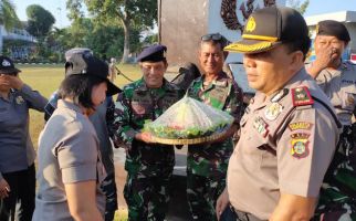 HUT TNI, Lanal Denpasar Dapat Kejutan dari Kapolsek - JPNN.com