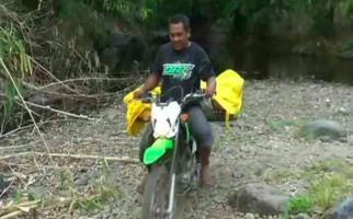 Aksi Heroik, Aipda Zakki Evakuasi Mayat Perempuan dengan Motor dari Hutan - JPNN.com