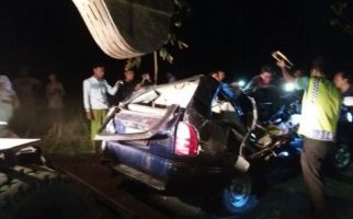 Mobil Tertimpa Pohon Tumbang di Situbondo, Tiga Penumpang Tewas - JPNN.com