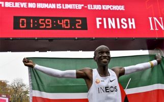 Sambil Tersenyum, Eliud Kipchoge jadi Manusia Pertama yang Lari Maraton Kurang dari 2 Jam - JPNN.com