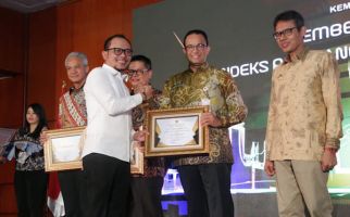 Menaker Hanif Dhakiri Serahkan Penghargaan IPK 2019 - JPNN.com