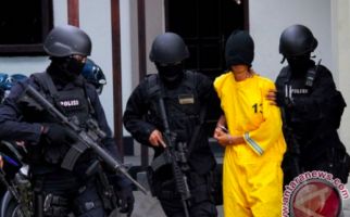 Densus 88 Antiteror Geledah Rumah Terduga Teroris, Isinya Mengejutkan - JPNN.com