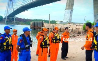 Pria Turun dari Mobil dan Langsung Terjun Bebas dari Jembatan Barelang - JPNN.com