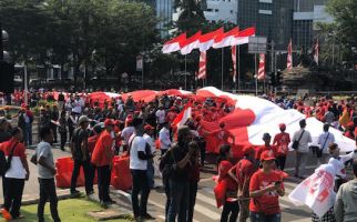 Jokowi Dilantik, Relawan Bentangkan Bendera Merah Putih Sepanjang 200 Meter - JPNN.com