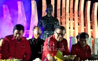 Jokowi Dilantik Lagi, PDIP Tumpengan di Tugu Proklamasi - JPNN.com