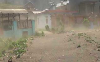 Badai Pasir dan Debu Menerpa Lereng Gunung Semeru - JPNN.com