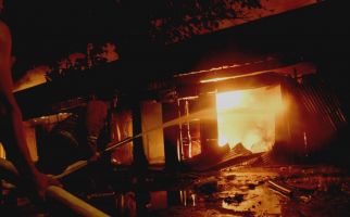 Mencekam, Kebakaran Melanda Pasar Ngunut Tulungagung, Ratusan Kios Hangus - JPNN.com