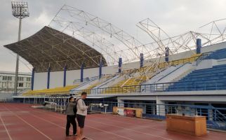 Atap Stadion Arcamanik Hancur Diterjang Hujan dan Angin - JPNN.com