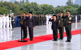 Hari Pahlawan, Presiden Jokowi Tabur Bunga di Makam Bu Ani dan Pak Habibie - JPNN.com