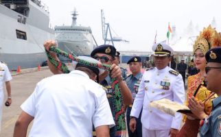 Lantamal III Jakarta Dapat Kejutan dari Kapal Perang Angkatan Laut India Saat Momen Peringatan Hari Pahlawan - JPNN.com