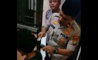 Pak Kapolsek Turun Tangan Mencukur Rambut Tahanan yang Berkutu - JPNN.com