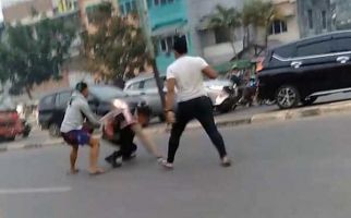 Viral Video Oknum TNI-Polisi Baku Hantam di Tengah Jalan, Dua Lawan Satu - JPNN.com