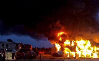 Dahsyat, Ratusan Gerbong Kereta Api Terbakar - JPNN.com