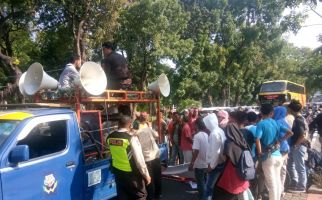Sekelompok Preman Bubarkan Demo Mahasiswa di Dekat Istana - JPNN.com