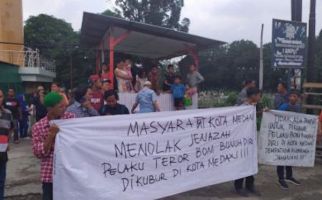 Pemakaman Jenazah Pelaku Bom Medan di TPU Sei Kambing Diwarnai Penolakan - JPNN.com