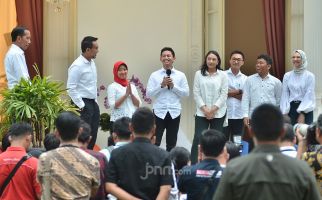 Soal Stafsus Milenial Jokowi, Adian: Masa Majikan Kerja Lebih Giat Dari Pembantunya - JPNN.com