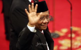 Istana 'Berasap', Rocky Gerung: Mahfud MD Bikin Pintu Darurat - JPNN.com