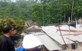Belasan Rumah Porak-poranda Akibat Hujan Badai - JPNN.com