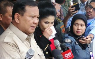 Doa dan Ucapan Belasungkawa Prabowo untuk Ibunda Jokowi - JPNN.com