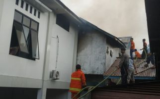 Gereja GKE Putussibau Terbakar saat Perayaan Natal - JPNN.com