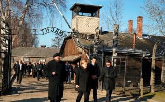 Kunjungi Kamp Konsentrasi Nazi, Angela Merkel: Saya Merasa Sangat Malu - JPNN.com