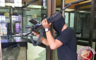 Dua Satpam Ditembak, Rampok Ubrak-abrik Kios Hp - JPNN.com