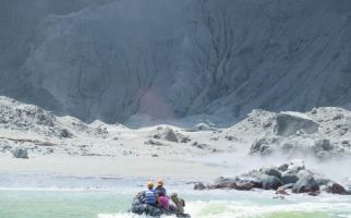 Militer Selandia Baru Temukan 6 Mayat Korban Letusan Gunung White Island - JPNN.com