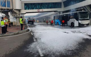 Bus Gapura Angkasa di Bandara Soetta Terbakar - JPNN.com