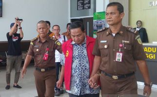 Jadi Tersangka Korupsi Bansos, Mantan Kepala DPPKA Solok Ditahan Jaksa - JPNN.com