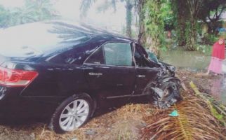 Mobil Ibu Bupati Mengalami Kecelakaan, Senggol Truk - JPNN.com