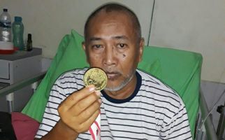 Dirawat di RS, Sugito Difoto Sembari Memegang Medali Emas - JPNN.com