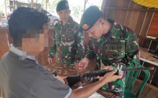 Warga Pendatang Serahkan Senjata Api Ruger Kepada Prajurit TNI - JPNN.com