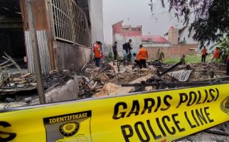 Polisi Selidiki Kebakaran Ruko yang Menewaskan Tiga Orang di Karawang - JPNN.com
