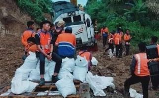 Jalur Tertimbun Longsor, Perjalanan KA Medan-Pematangsiantar Dibatalkan - JPNN.com