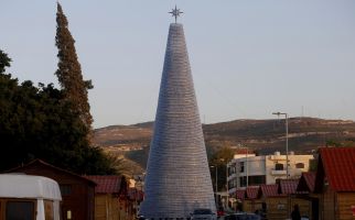 Pohon Natal Raksasa dari Botol Plastik Menyala Terang di Lebanon - JPNN.com