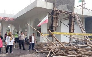 Dua Orang Tewas Tertimpa Menara Gedung PCNU Sukabumi - JPNN.com