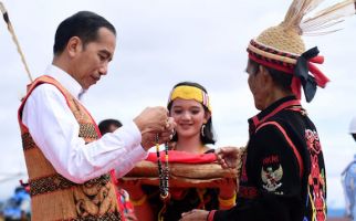 Jokowi Dapat Gelar Derayeh Acang Aco dari Dayak Lundayeh di Kaltara - JPNN.com