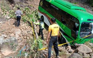 Bus Wisata Rombongan Kemenag Terjun ke Jurang - JPNN.com