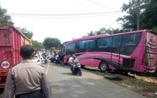 Kronologi Bus Pariwisata Tabrak Warung di Jalan Raya Serang-Pandeglang - JPNN.com