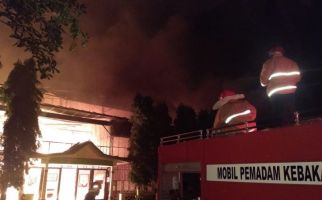 8 Jam Api Membakar Pabrik Teh Milik PTPN XII di Lumajang - JPNN.com
