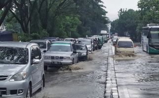 Banjir Menggenangi Jalan Soekarno Hatta Bandung - JPNN.com