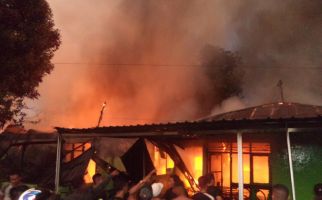 Kebakaran di Asrama TNI AD Kupang, Tujuh Rumah Hangus - JPNN.com
