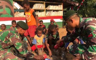 Prajurit TNI Mengajari Anak-Anak di Perbatasan Tentang Cara Menanam Hidroponik - JPNN.com