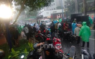 Massa Aksi Bela Muslim Uighur Gelar Salat Berjemaah di Tengah Hujan Deras - JPNN.com