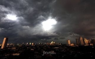 Perkiraan Cuaca Hari Ini: Siang Hujan, Sore Petir dan Angin Kencang - JPNN.com