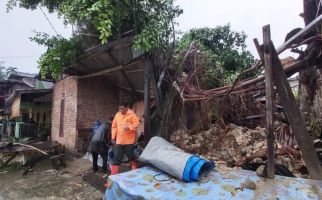 Pohon Beringin Tumbang Menimpa Rumah Warga, Kondisinya Rusak Begini - JPNN.com