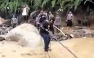 Viral Bupati Labura Terjatuh ke Sungai saat Meninjau Banjir Bandang - JPNN.com