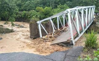 Satu Jembatan Putus dan Tujuh Rumah Warga Hanyut Diterjang Banjir - JPNN.com