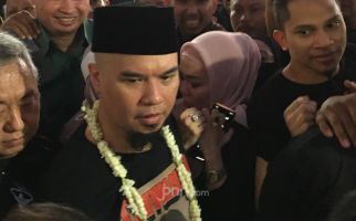 Gendong Safeea, Ahmad Dhani Senang Berada di Rumah - JPNN.com
